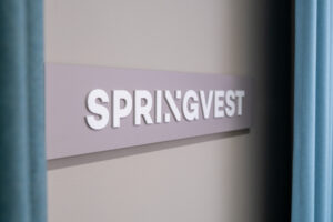 Springvest logo seinällä