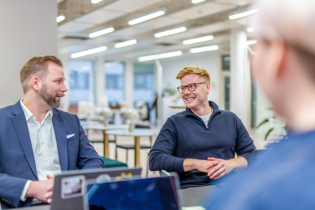 Springvestin asiantuntijat keskustelevat iloisena toimistossa