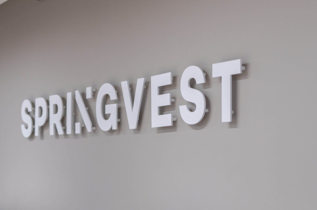 Springvestin logo seinällä