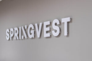Springvestin logo seinällä